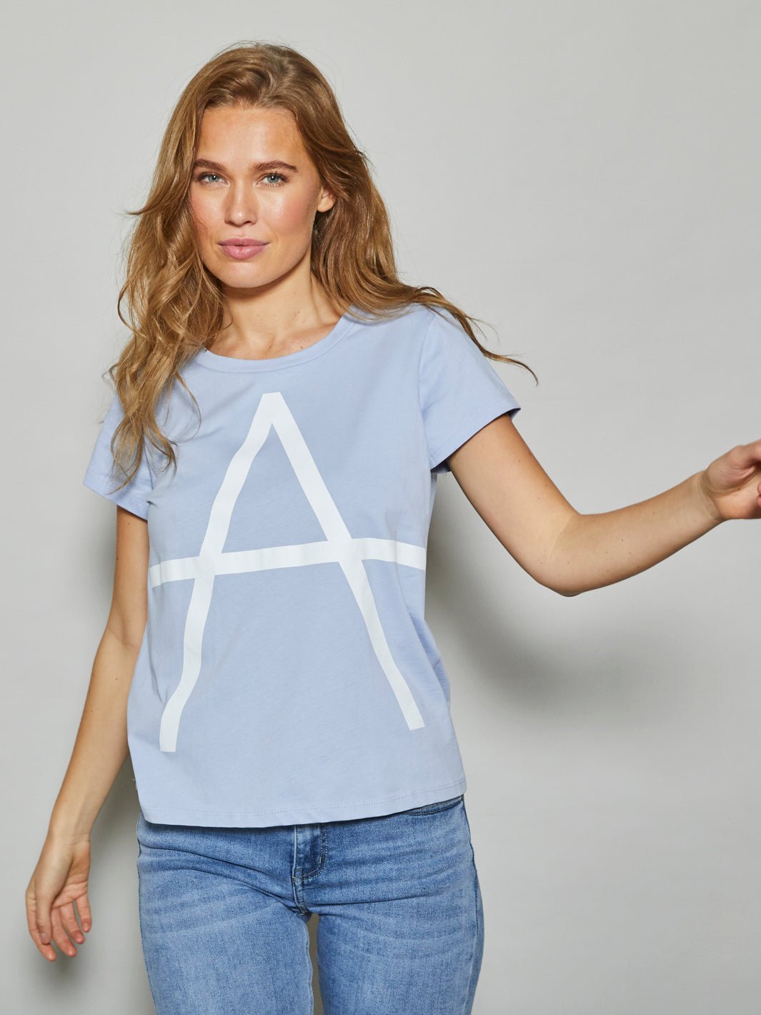 All Week Gabie tee s/s light blue with white A - Online-Mode