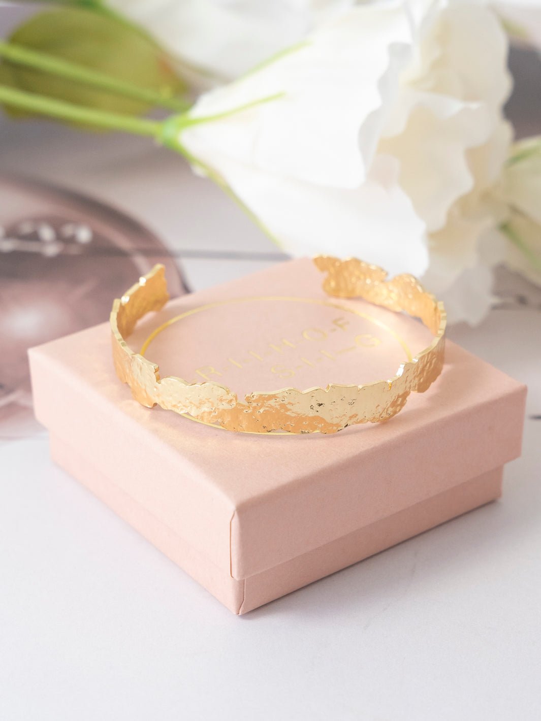 Friihof+Siig Golden Raw Edge Cuff bred forgyldt - Online - Mode