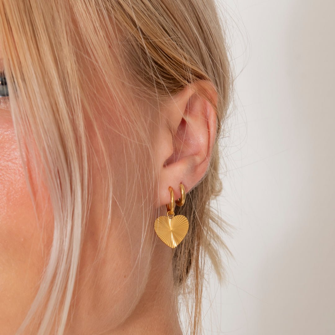 By Cara Sunbeam Heart Hoops 18K Guldbelagt - Online-Mode
