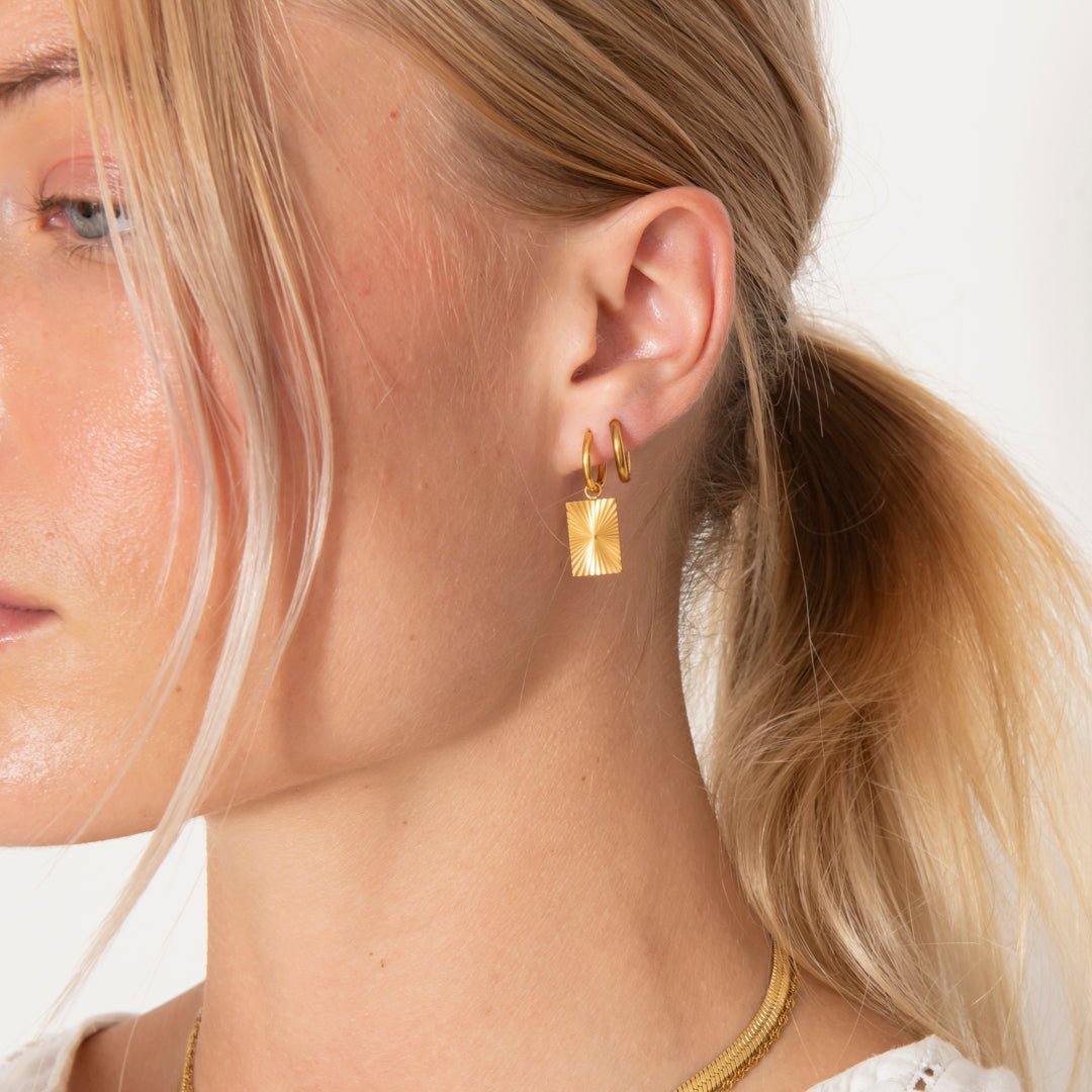 By Cara Sunbeam Square Hoops 18K Guldbelagt - Online-Mode