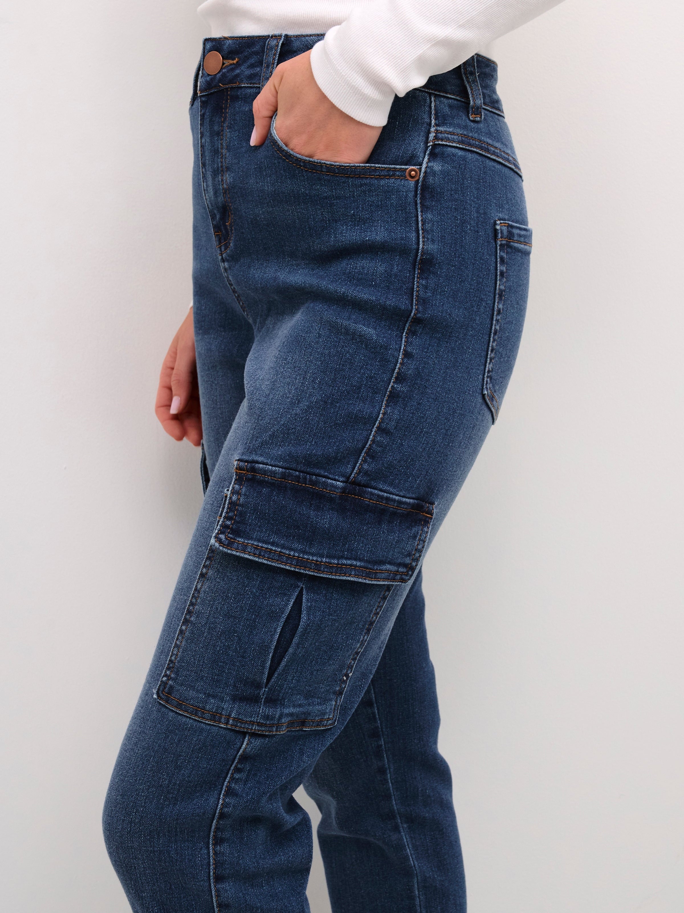LEV UGE 13 Kaffe KAsinem cargo jeans 7/8 medium blue denim - Online-Mode