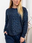 Liberté Alma LS top dusty navy leo - Online - Mode