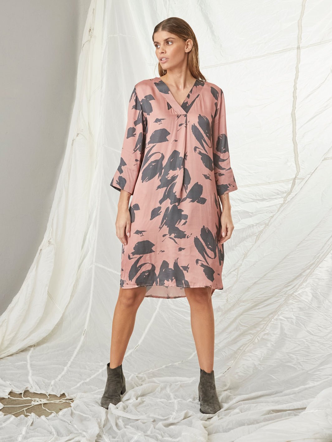 All Week Gazel v-neck dress rosa/grey print - Online-Mode